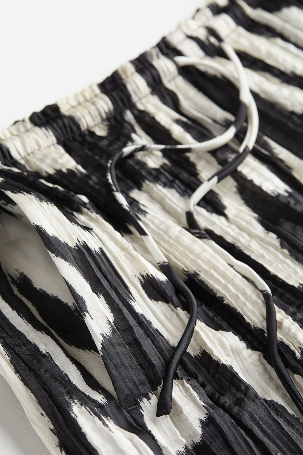 Pantalon corto plisado en saten - H&m фото 2