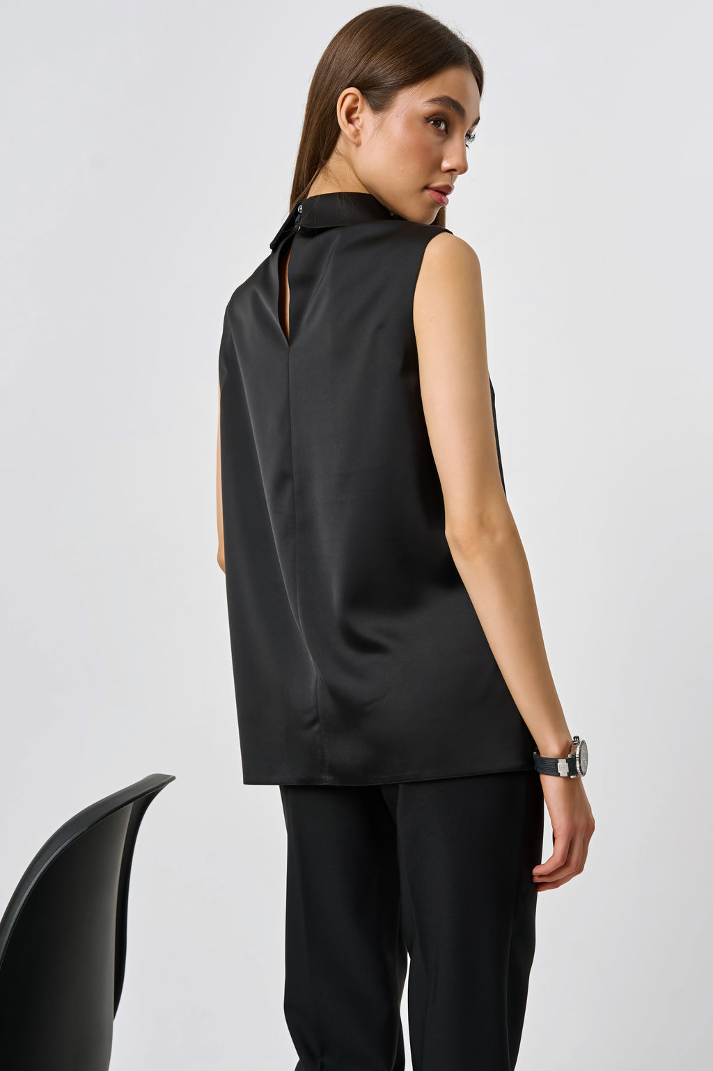 Блузка из атласа с воротником черная