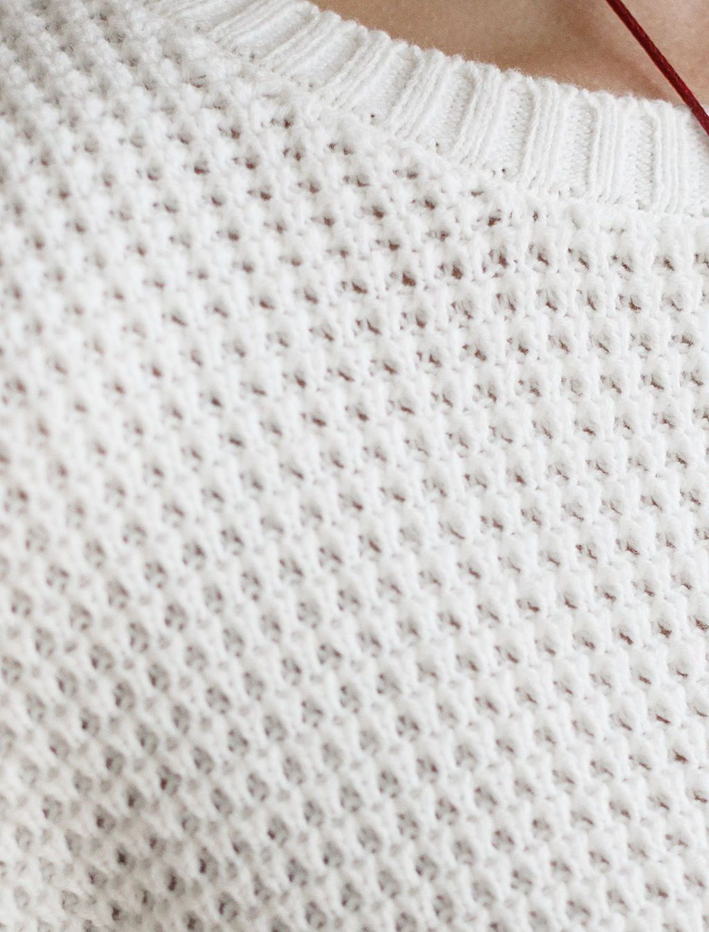 Укороченный джемпер с широкими рукавами рельефной вязки из хлопка с акрилом