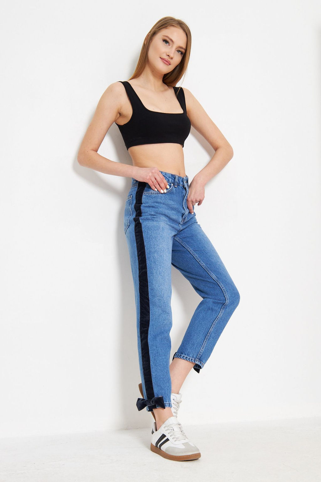 TRENDYOLMILLA Mavi Fiyonk/Kurdele Detayl? Kadife Yan Seritli Yuksek Bel Mom Jeans TWOSS25JE00186