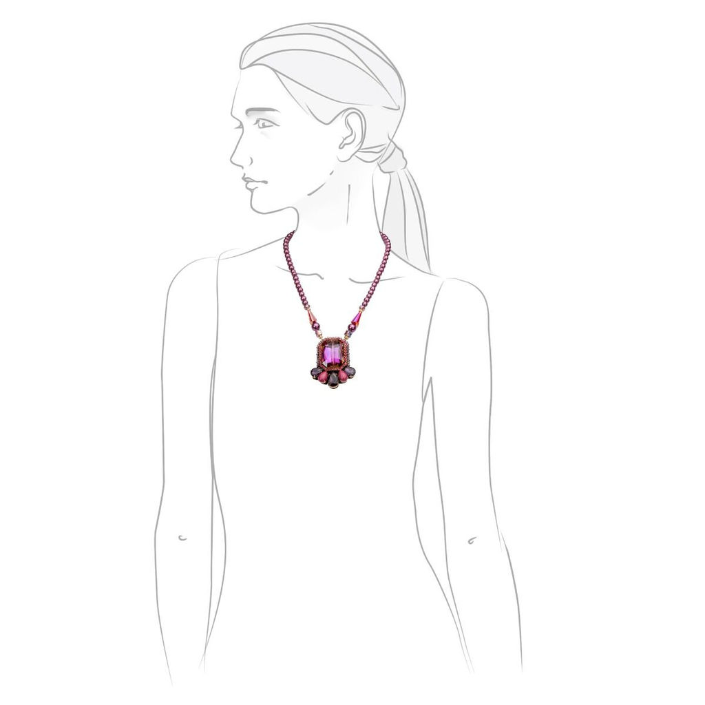 Короткое ожерелье из фиолетовых бусин с подвеской - Модные истории фото 3