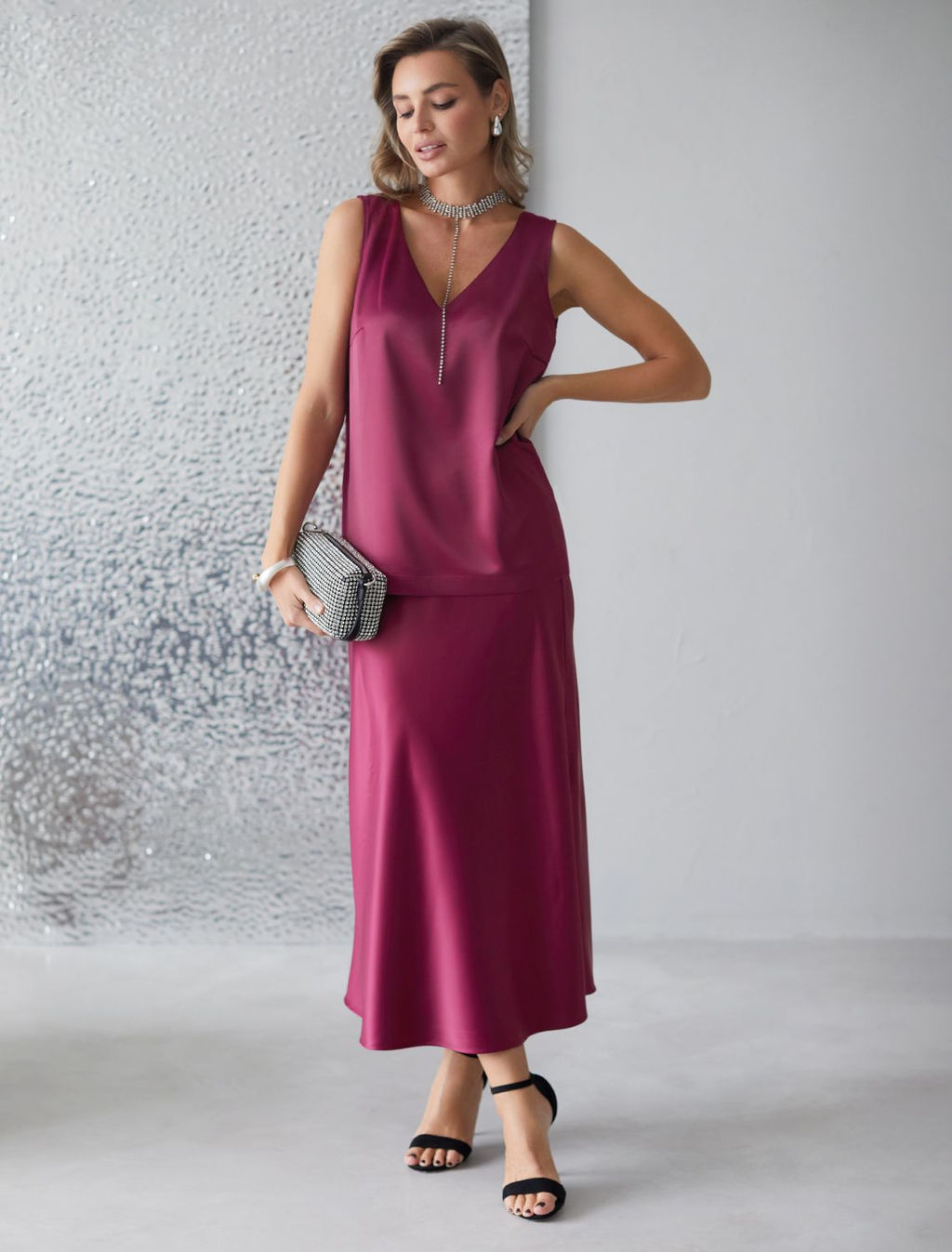 Элегантный топ с V вырезом из струящегося сатина