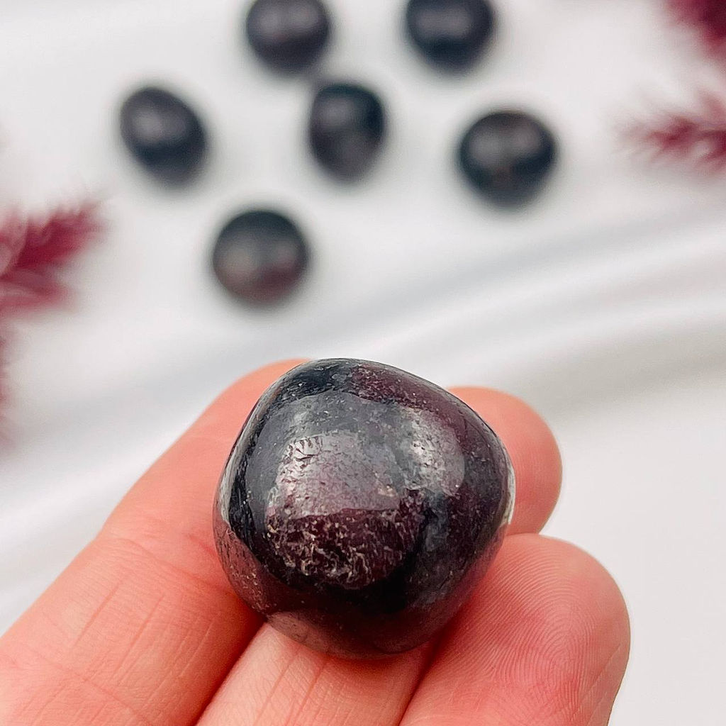 Галтовка из Граната с Арфедсонитом