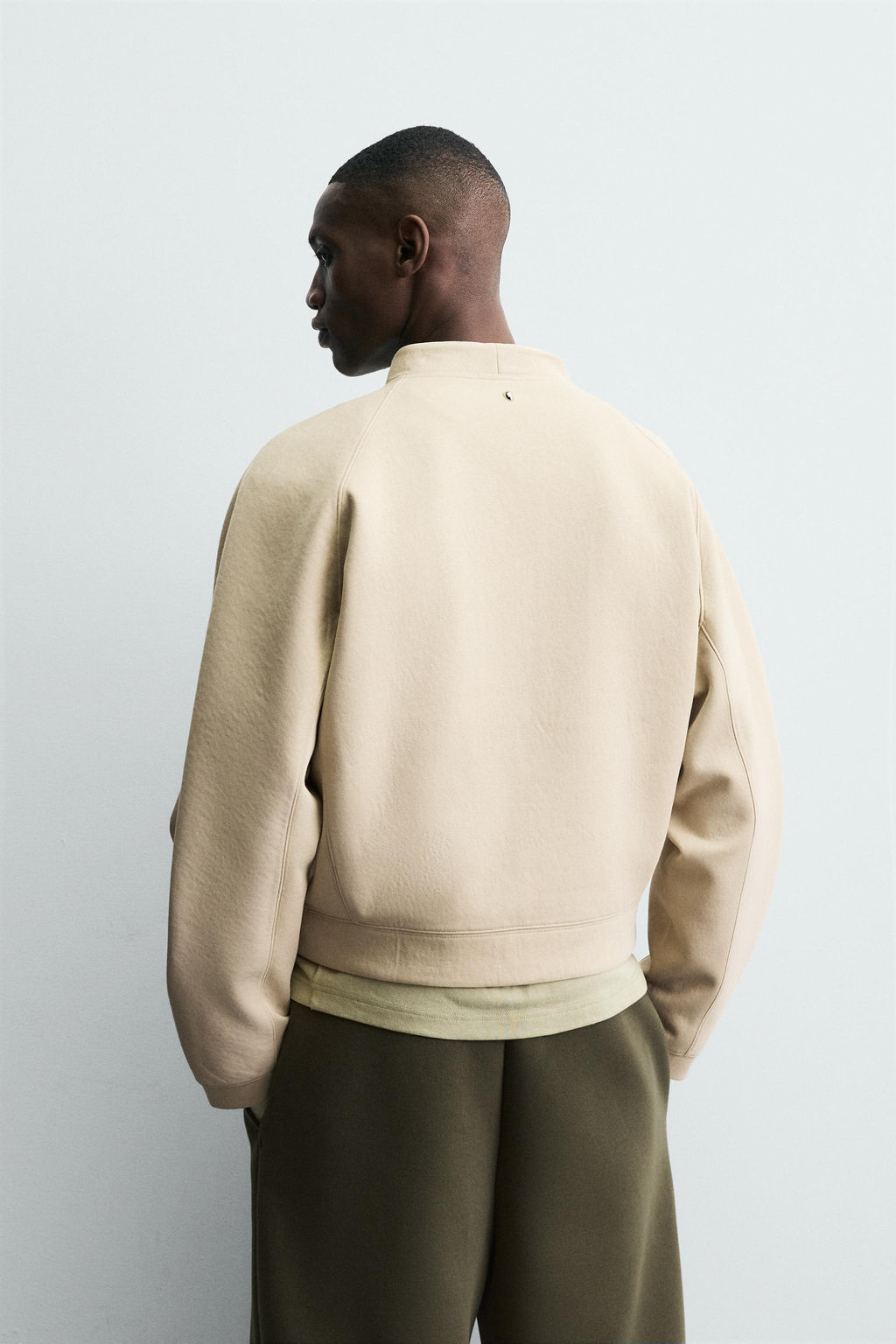 NEOPRENE-EFFECT CROPPED FIT SWEATSHIRT WITH STUD DETAIL - Zara фото 3