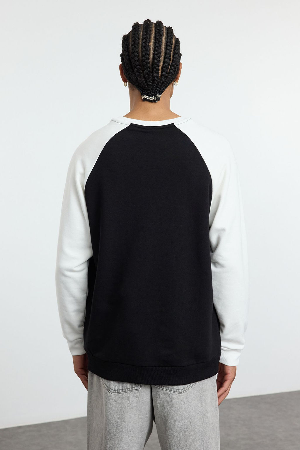 TRENDYOL MAN Siyah Oversize/Genis Kesim Reglan Kol Bask? Detayl? Renk Bloklu Sweatshirt TMNAW25SW00090 - Trendyolmilla фото 5