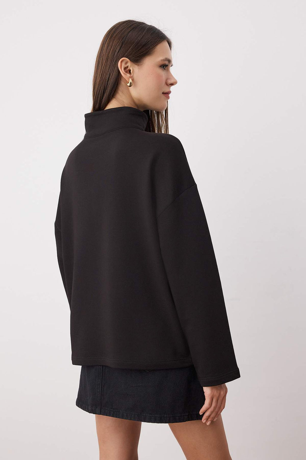 Siyah Oversize/Genis Kal?p Dugme Detayl? Dik Yaka Kal?n Orme Sweatshirt TWOAW26SW00027 - Trendyolmilla фото 4