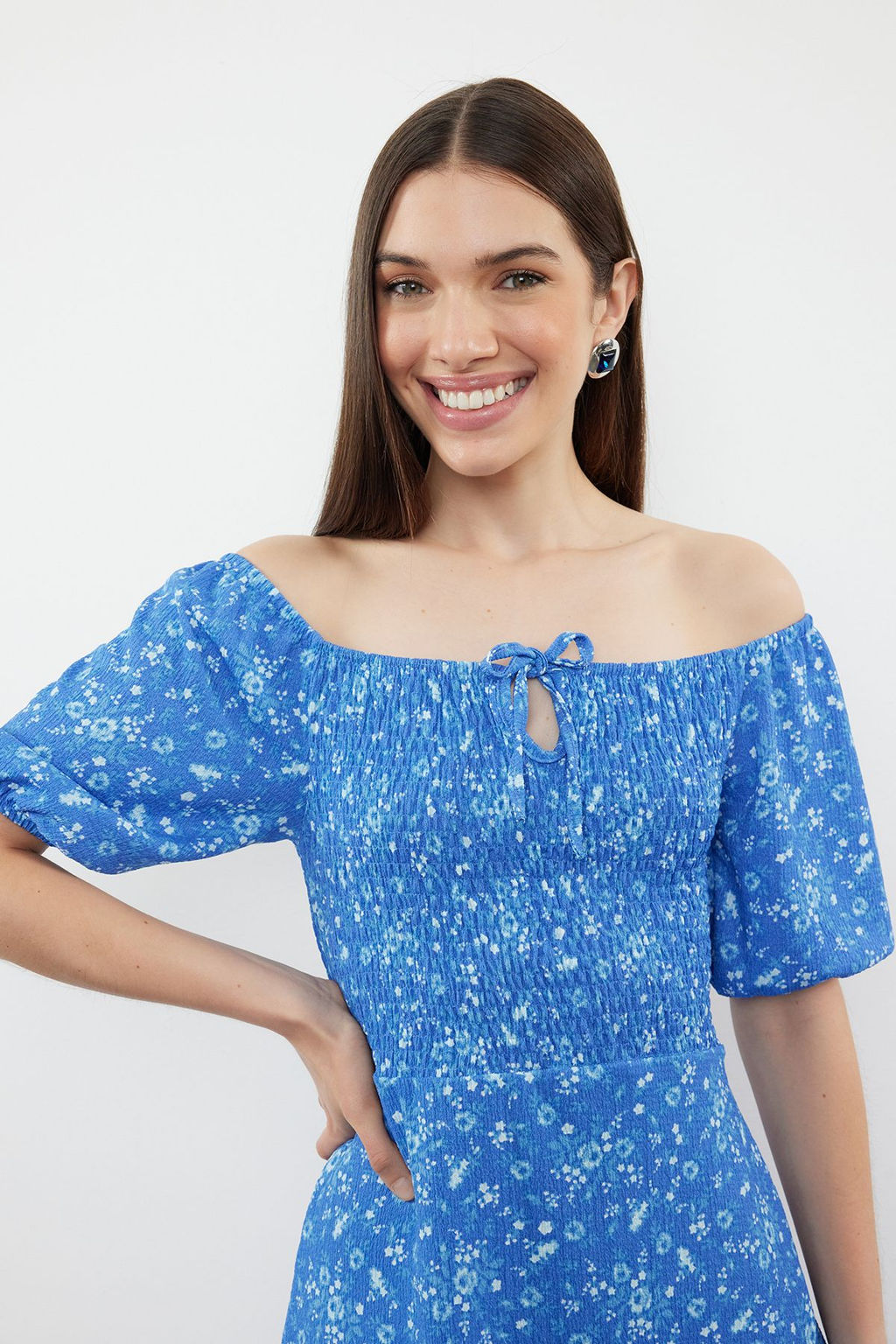 Mavi Cicekli Midi Gipeli Baglama Detayl? Belden Ac?lan Esnek Midi Elbise Orme Elbise TWOSS24EL01059