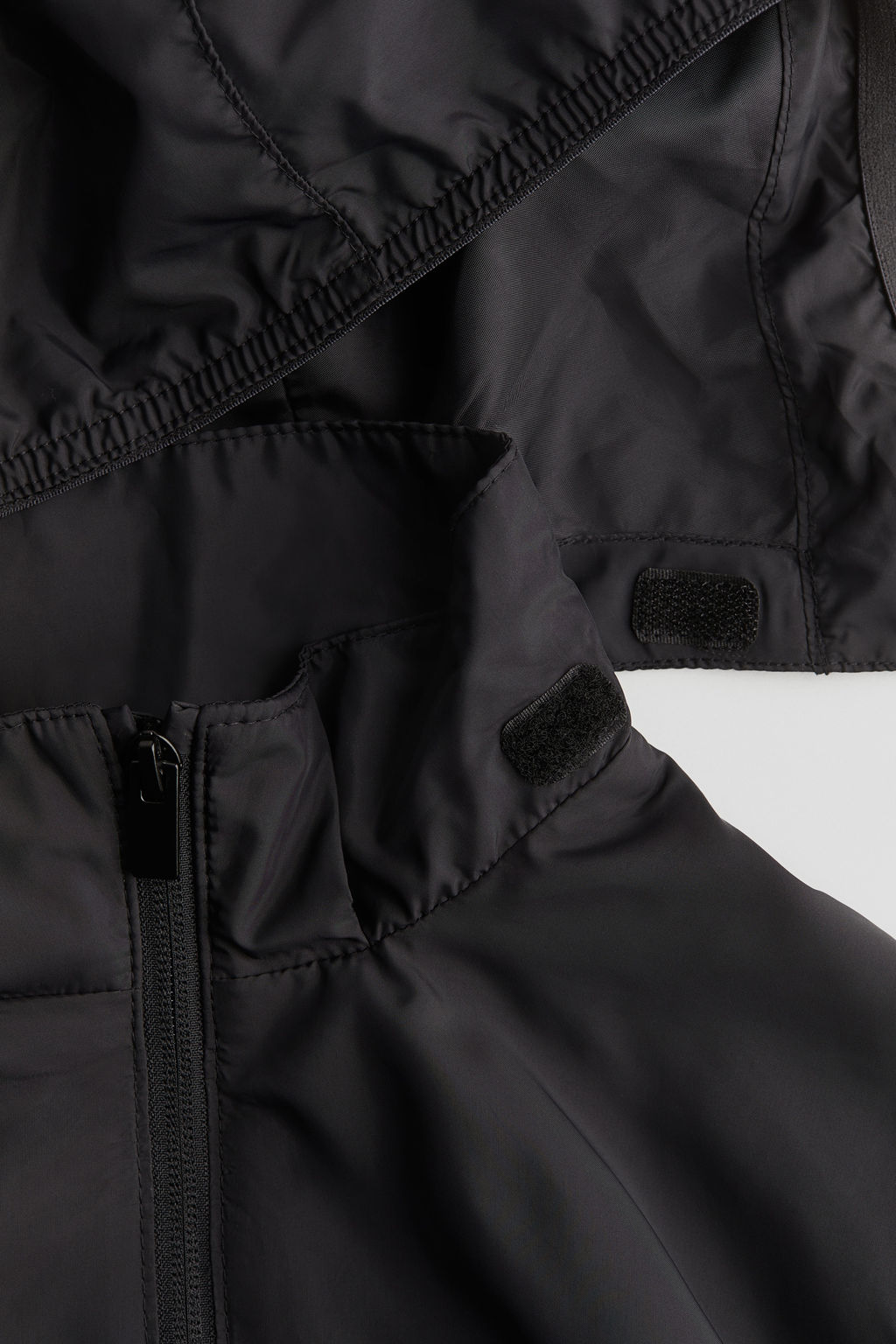 Chaqueta cortavientos con capucha