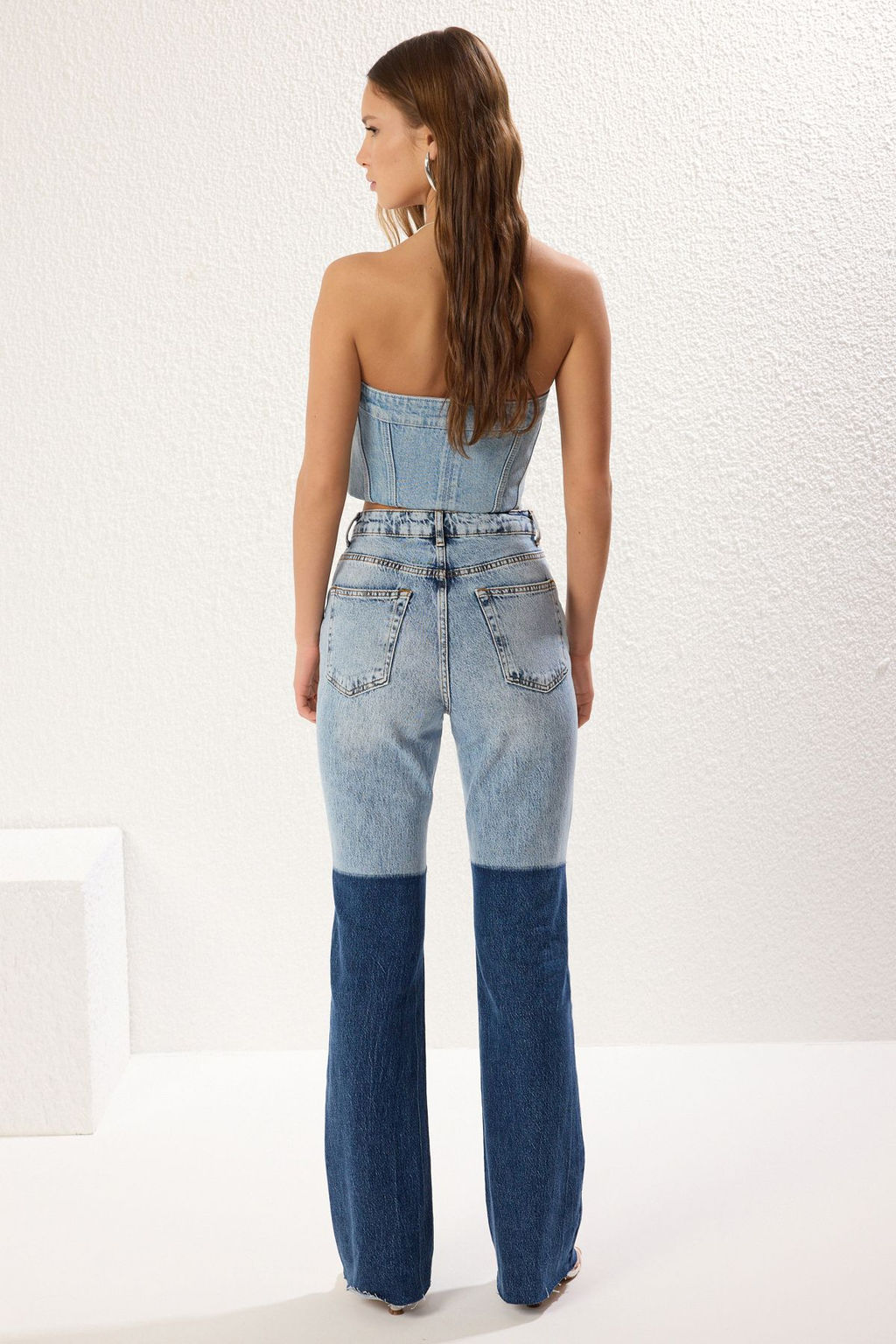 TRENDYOLMILLA Mavi Renk Bloklu Pacas? Kesikli Yuksek Bel Comfort Flare Jeans TWOSS25JE00023