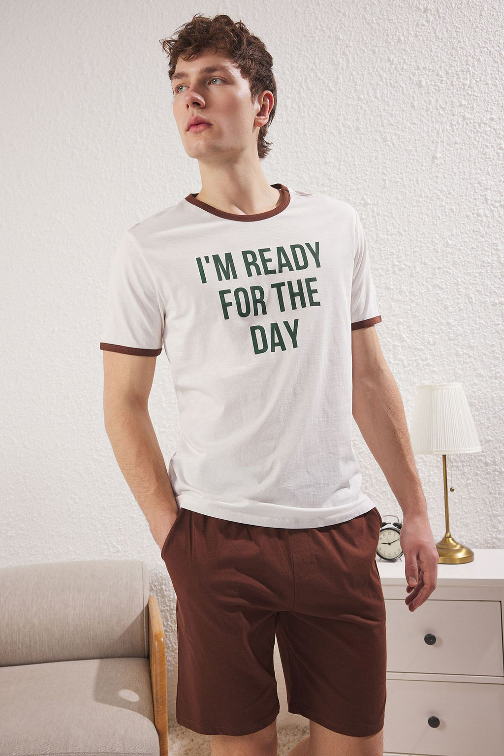 TRENDYOL MAN Ekru Kahverengi Regular Fit Slogan Bask?l? Orme Sortlu Pijama Tak?m? TMNSS25PT00011 - Trendyolmilla фото 2