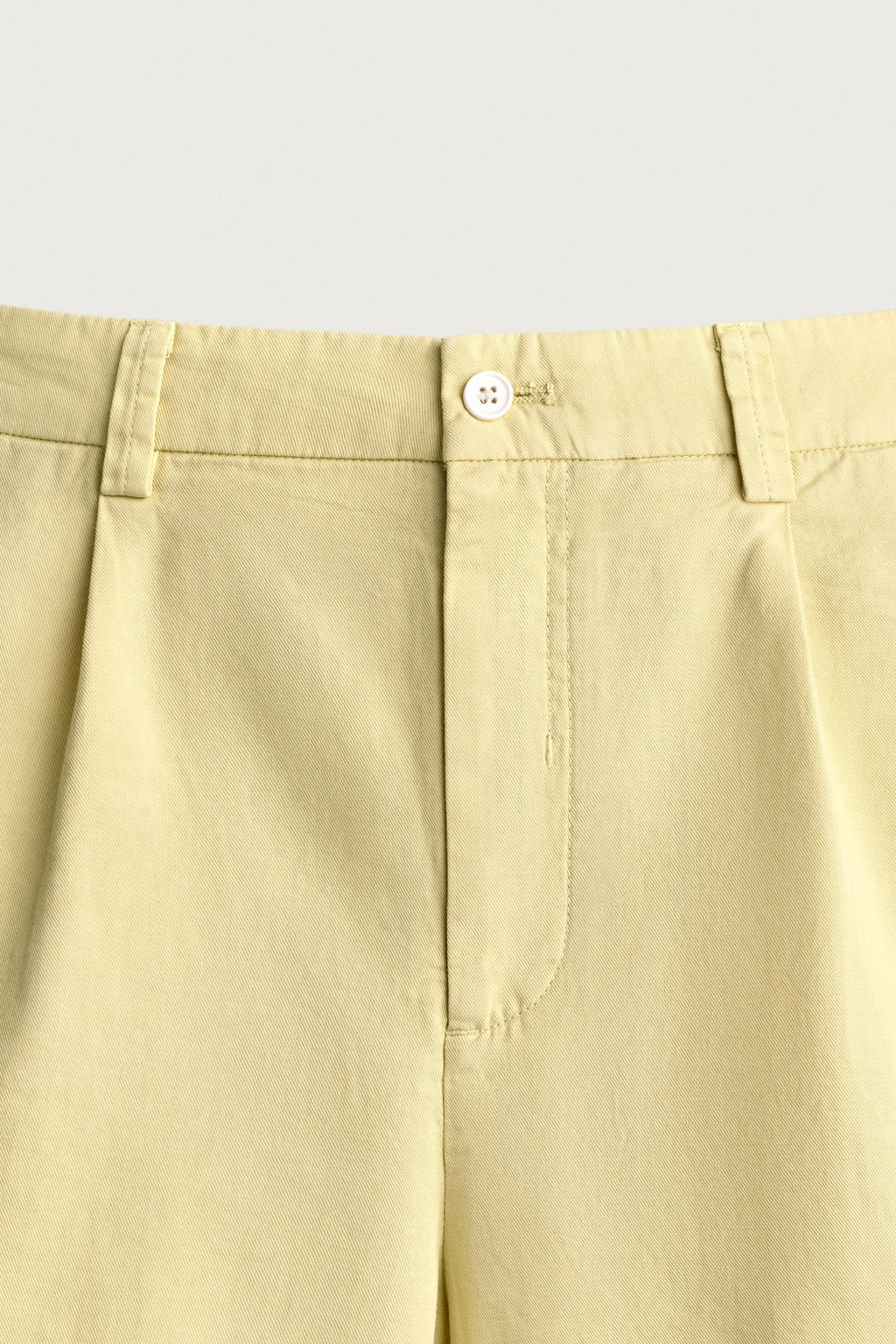 BERMUDA PLIEGUES REGULAR FIT / Amarillo claro
