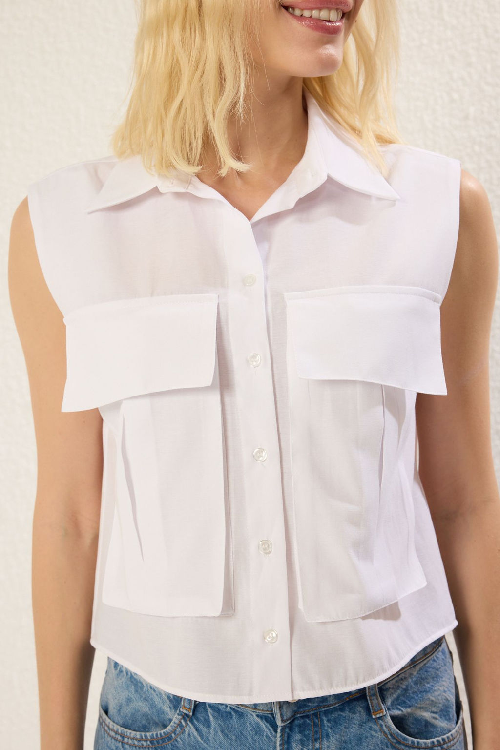 TRENDYOLMILLA Beyaz Utility Cep Detayl? S?f?r Kol Regular kal?p Dokuma Gomlek TWOSS25GO00041  фото 4