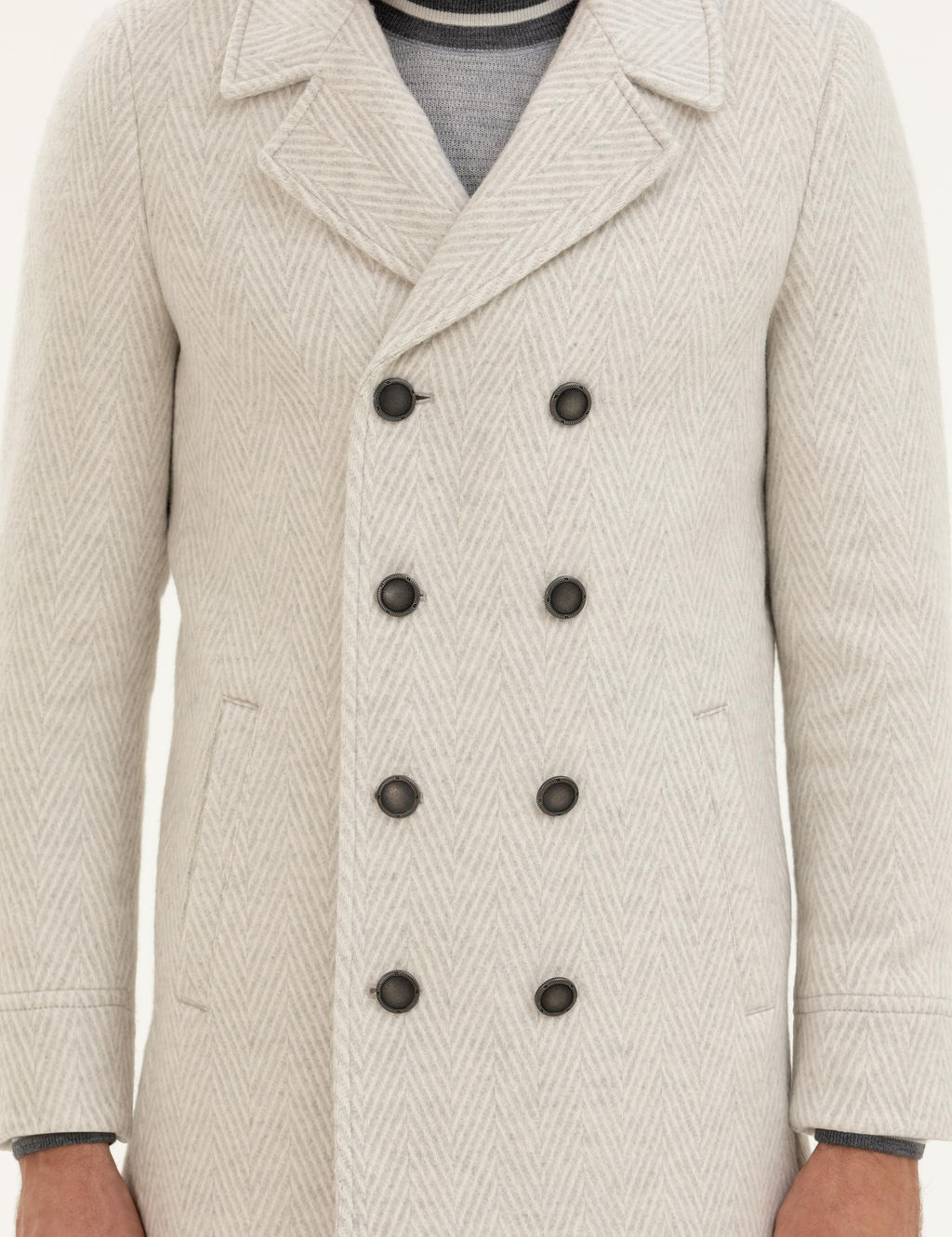 Белое приталенное пальто из смесовой шерсти с рыбьей спиной и кешью