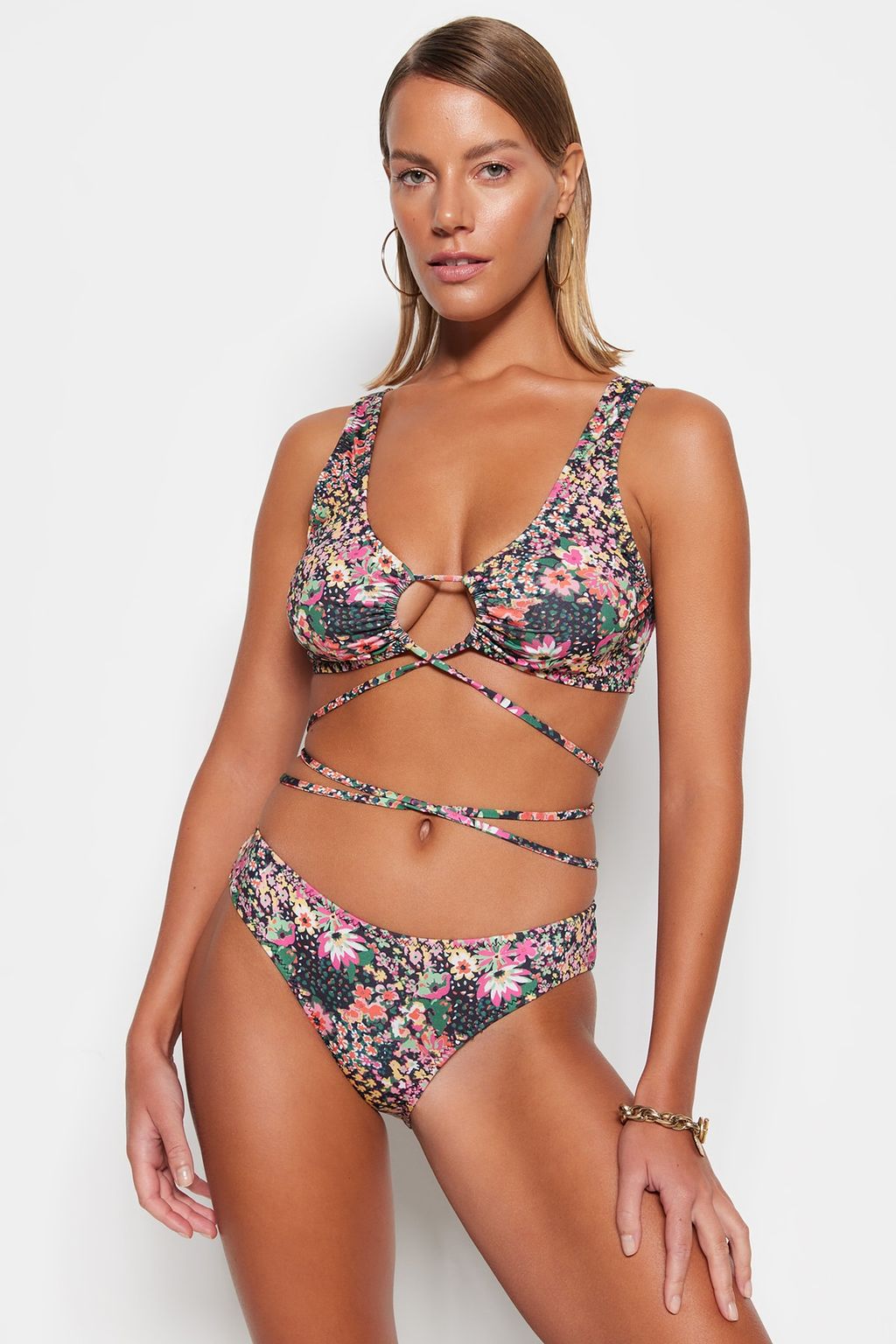 TRENDYOLMILLA Cicek Desenli Normal Paca Bikini Alt? TBESS23BA00155