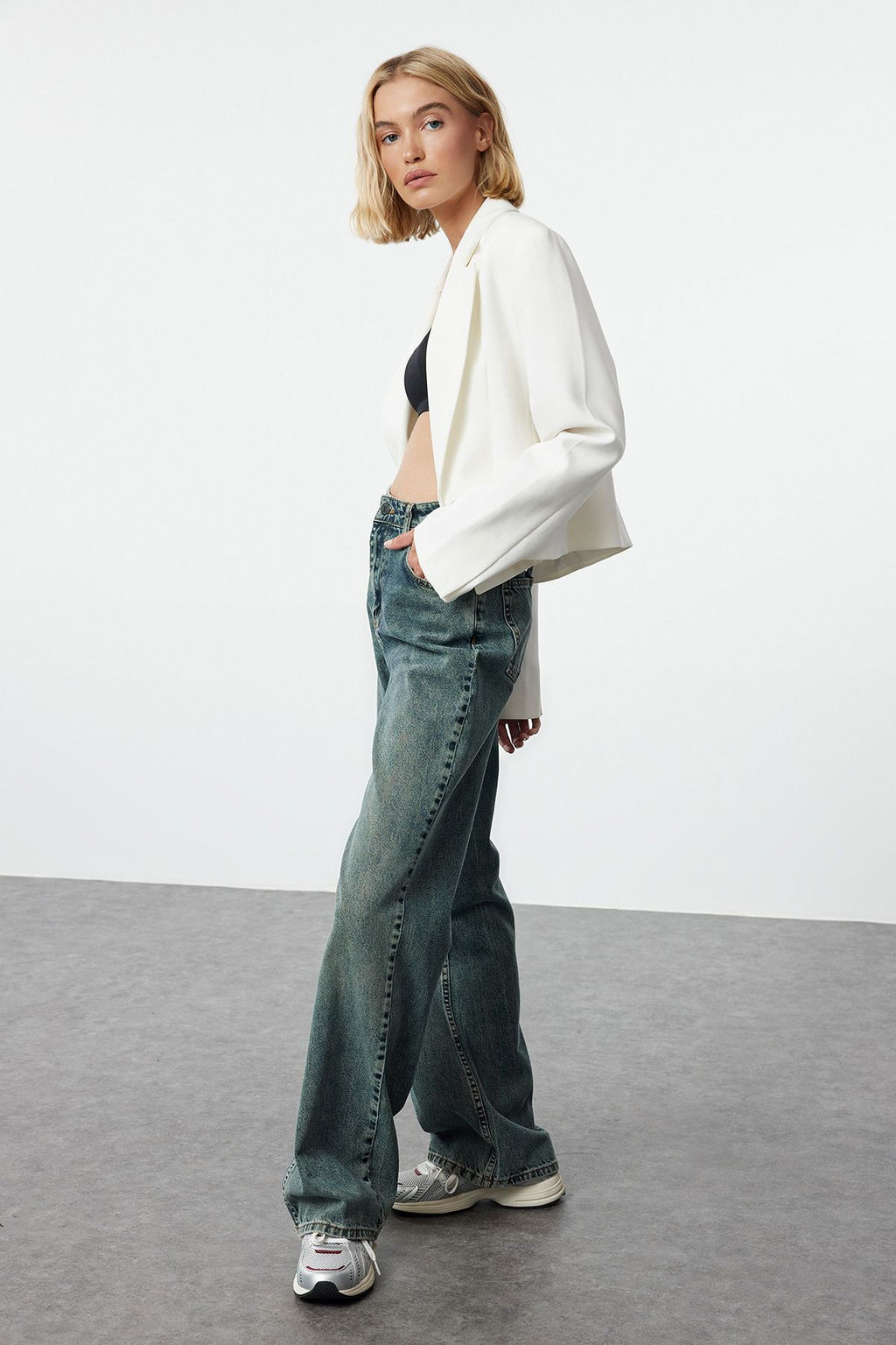 TRENDYOLMILLA Mavi Soluk Efekt Vintage Yuksek Bel Wide Leg Jeans TWOAW25JE00095