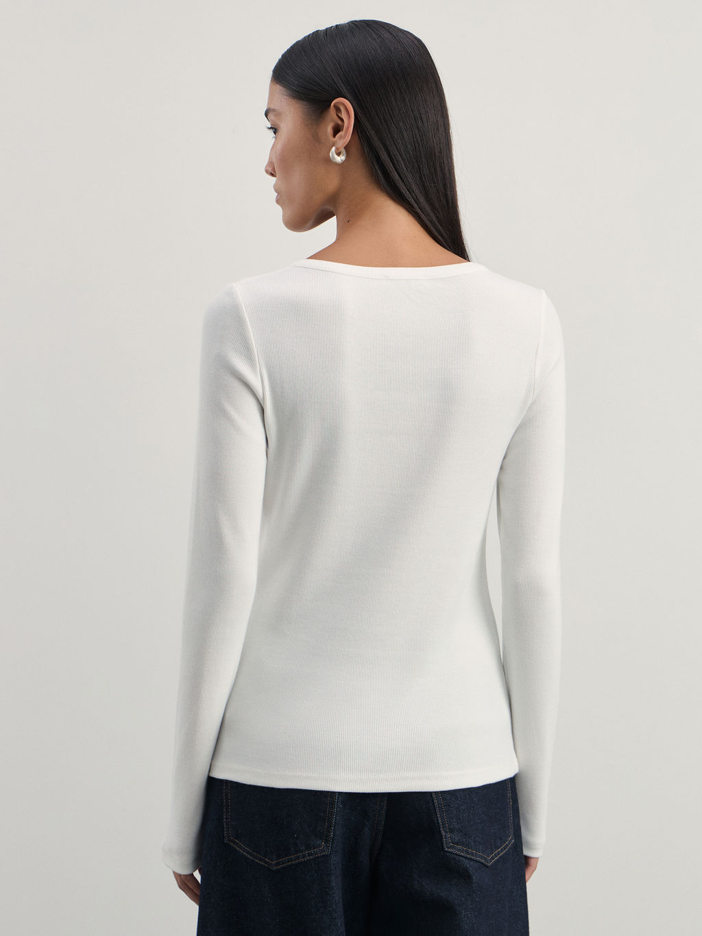 Лонгслив с V-образным вырезом в риб / Zarina  фото 6