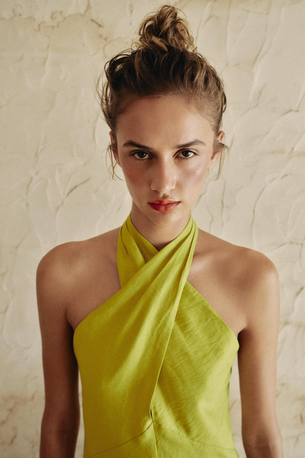 VESTIDO MIDI HALTER CRUZADO CON LINO / Lima - Zara фото 3