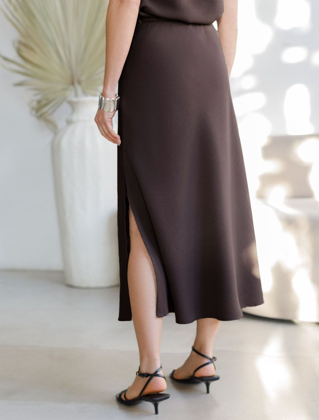 Юбка миди с разрезом скроенная по косой из плотного лиоцелла