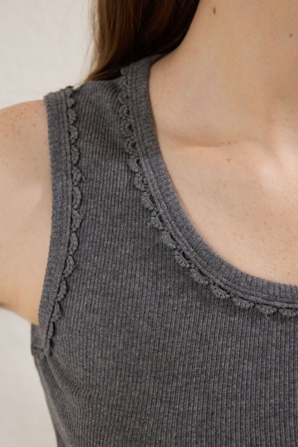 Antrasit Havuz Yaka S?f?r Kol Vucuda Oturan Fitilli Esnek Orme Bluz TWOSS25BZ00289 - Trendyolmilla фото 3