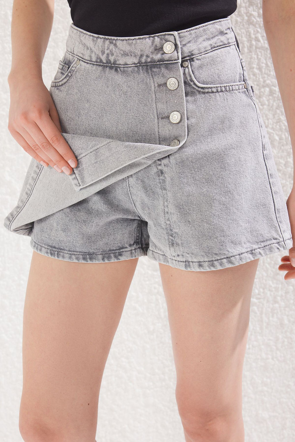 TRENDYOLMILLA Siyah Dugme Detayl? Kruvaze Yuksek Bel Denim Sort Etek TWOSS22SR0448  фото 12