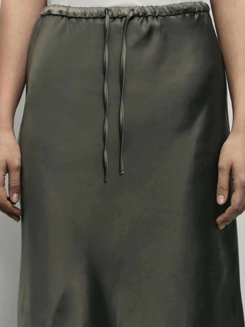 Сатиновая юбка миди с поясом на кулиске / Zarina фото 5