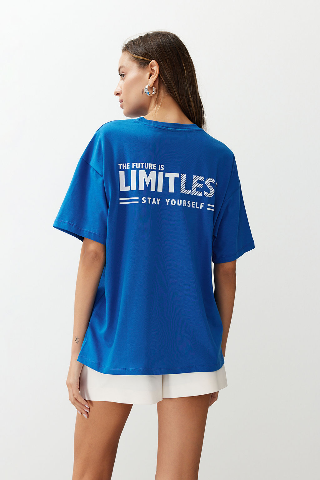 TRENDYOLMILLA Saks %100 Pamuk S?rt ve On Slogan Bask?l? Oversize/Genis Kesim Orme T-Shirt TWOSS24TS00186 фото 6