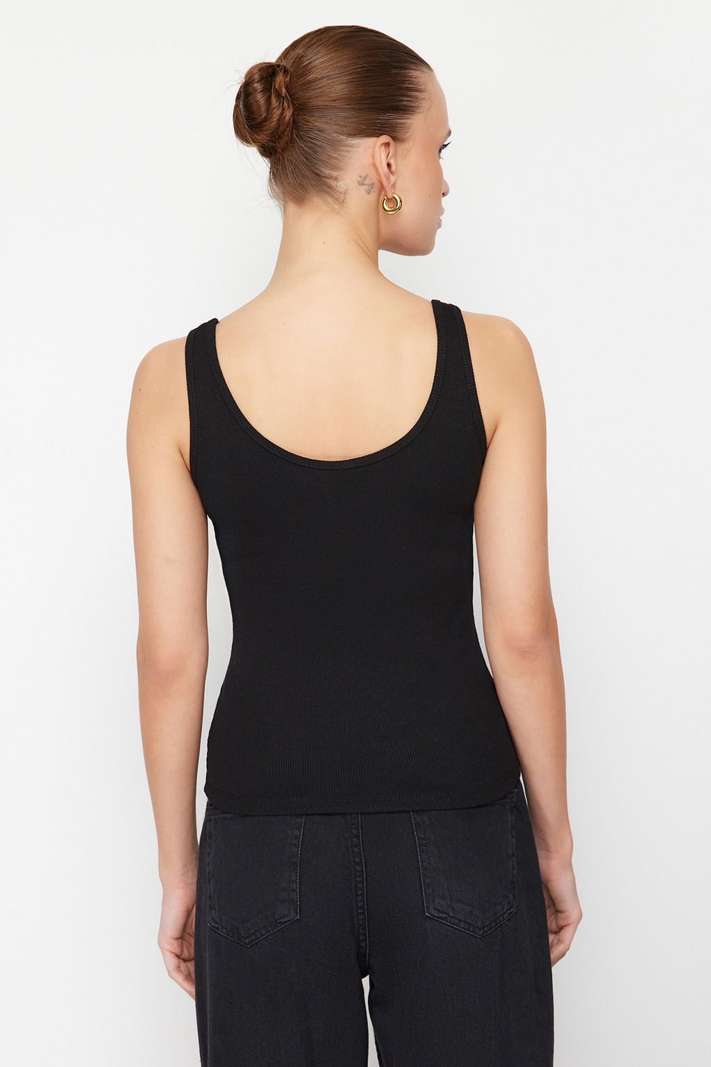 TRENDYOLMILLA Siyah-Beyaz Fitted/Vucuda Oturan Havuz Yaka Fitilli Esnek Orme Atlet TWOSS24AL00050 фото 10