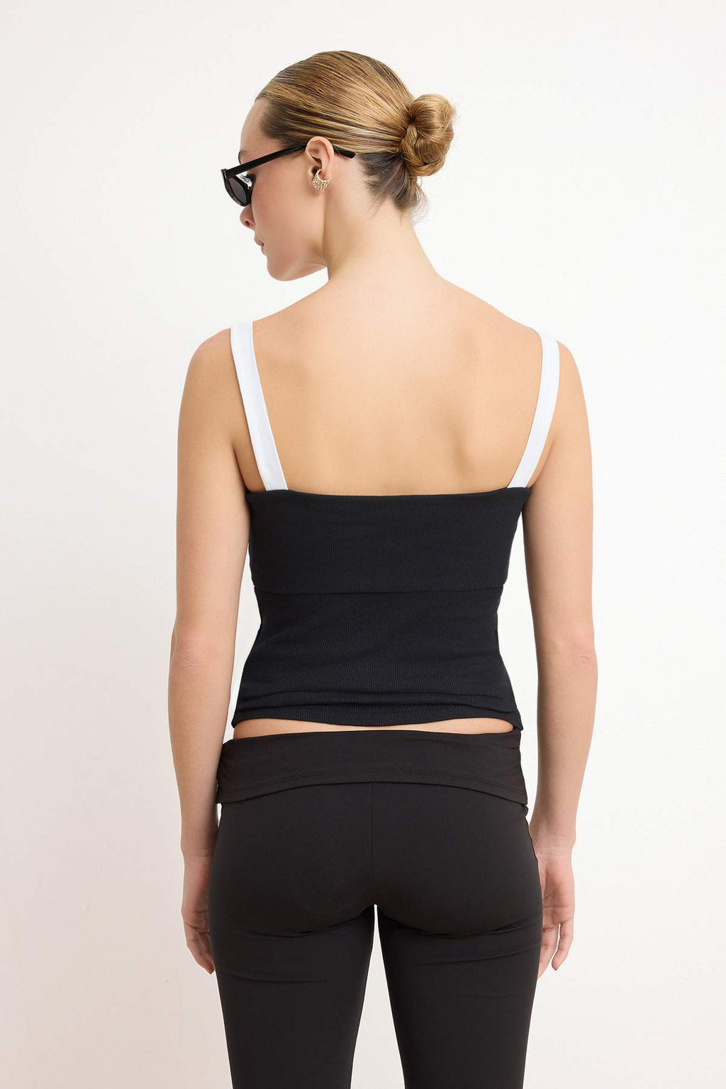 Siyah Renk Bloklu Fitted/Vucuda Oturan Havuz Yaka Kolsuz Fitilli Esnek Orme Bluz TWOSS26BZ00007 - Trendyolmilla фото 4