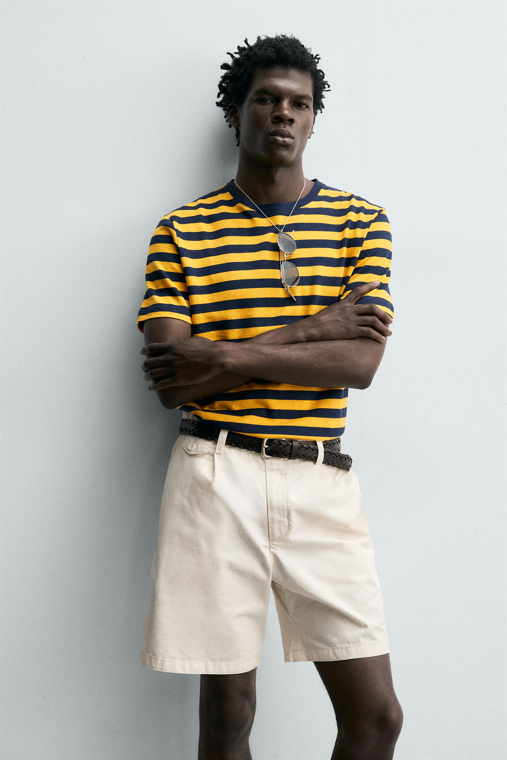 BERMUDA REGULAR FIT PLIEGUES / Blanco roto