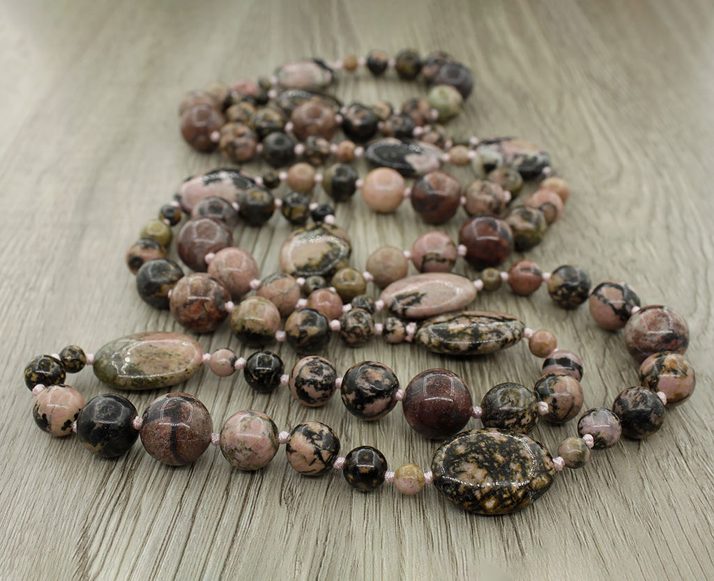 Родонит (Россия), разноразмерные круглые с плоскими овалами 18х25мм, бусы "Стихия", длина бус 128см