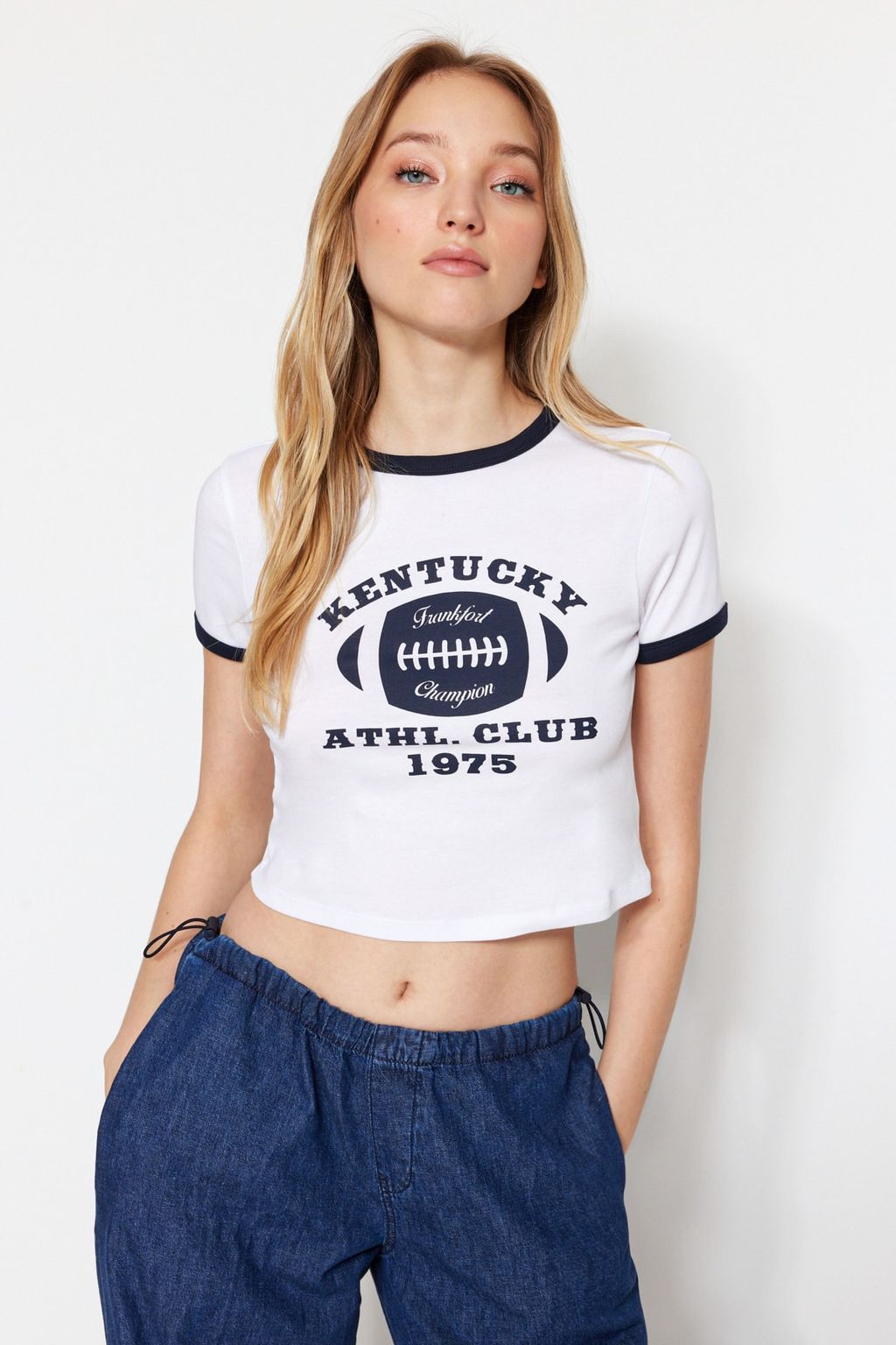 Beyaz %100 Pamuk Slogan Bask?l? Fitted/Vucuda Oturan Crop Bisiklet Yaka Orme T-Shirt TWOSS23TS00100