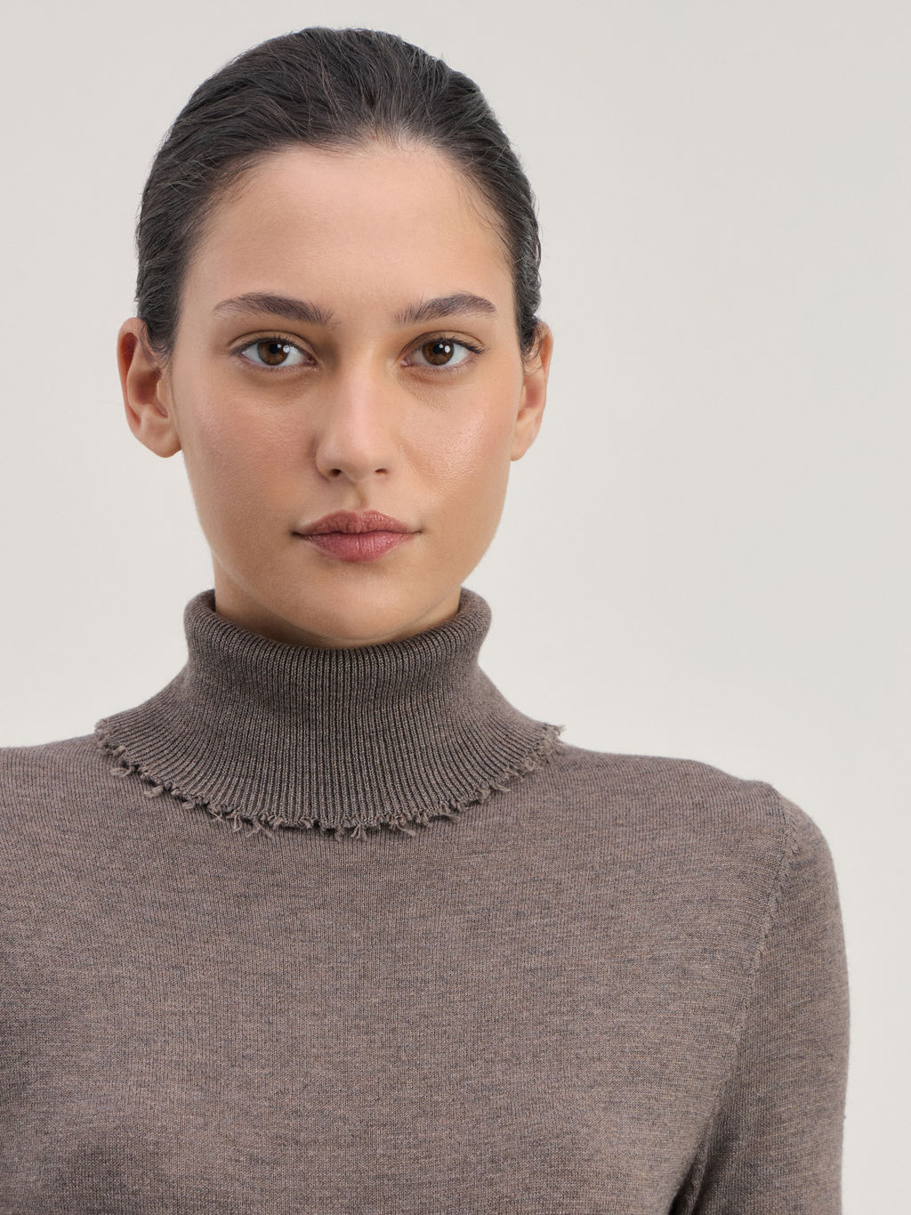 Водолазка с необработанным краем из шерсти / Zarina  фото 6