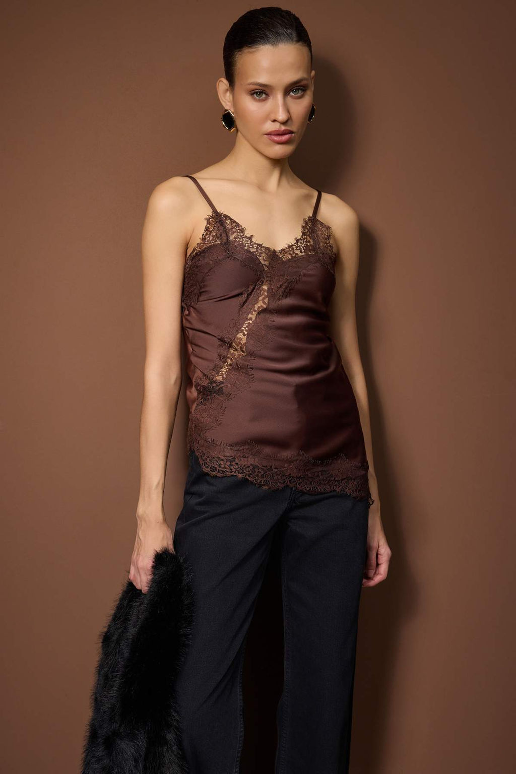 Kahverengi Dantel Detayl? Asimetrik Kesim Saten Bluz TPRAW26BZ00054