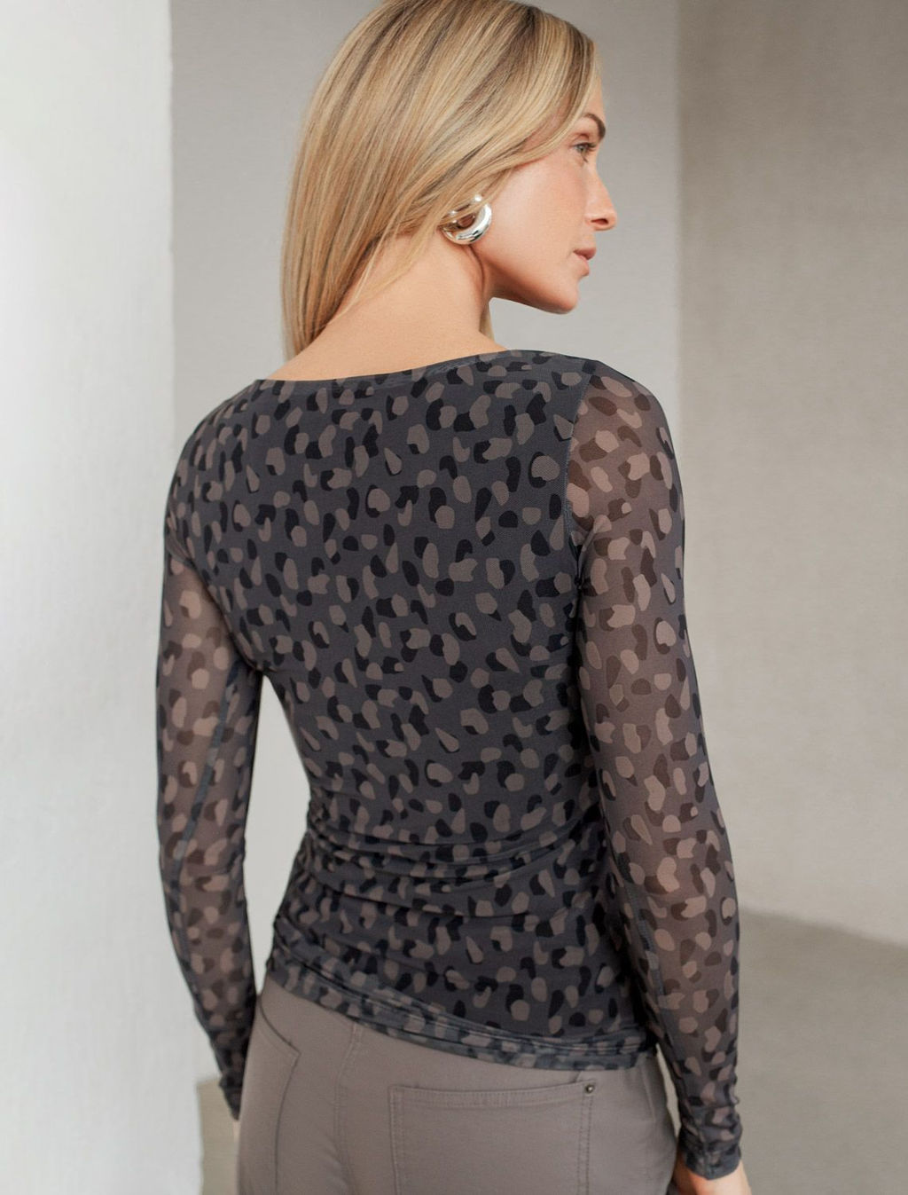 D29.278 Блузка женская серый-коричневый