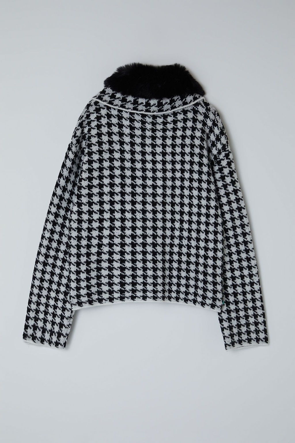 TRENDYOLMILLA Siyah Yumusak Dokulu Kurk Detayl? Mont Gorunumlu Triko H?rka TWOAW25HI00283  фото 8