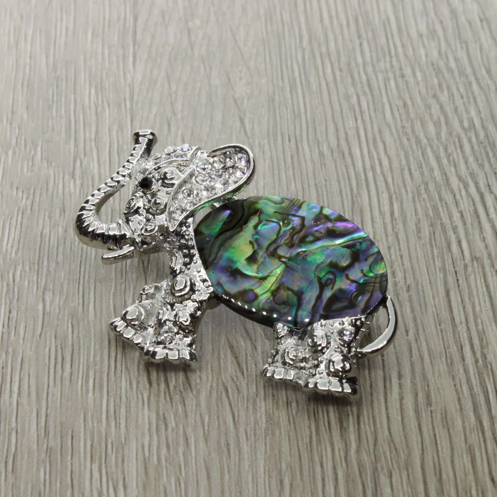 Брошь "Слон" со вставкой из гелиотиса и ювелирного сплава
