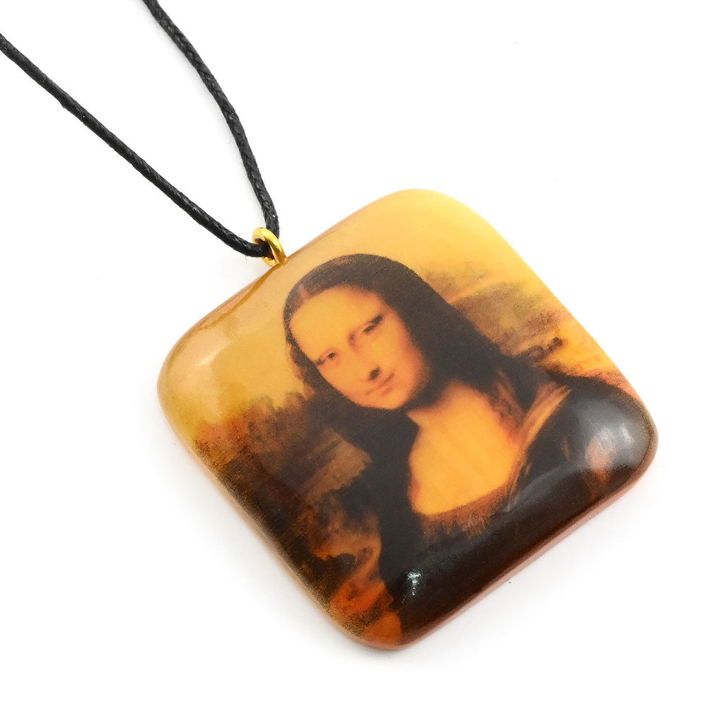 Кулон на шнурке из селенита Мона Лиза квадрат 40*40мм