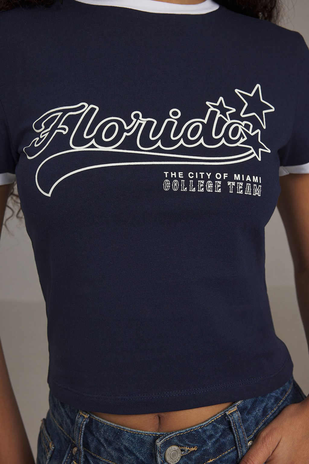 TRENDYOLMILLA Lacivert Renk Bloklu Slogan Bask?l? Crop Fitted/Vucuda Oturan Orme T-Shirt TWOSS25TS00035 фото 3