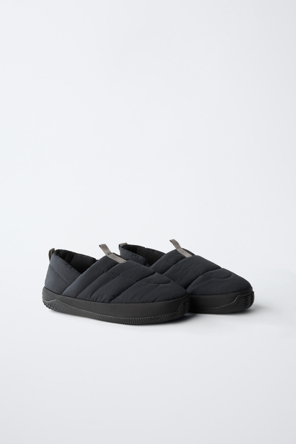 ZAPATILLA ACOLCHADA / Negro