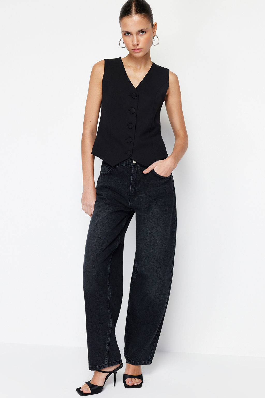 TRENDYOLMILLA Siyah Dusuk Bel Skater Jeans TWOSS24JE00038