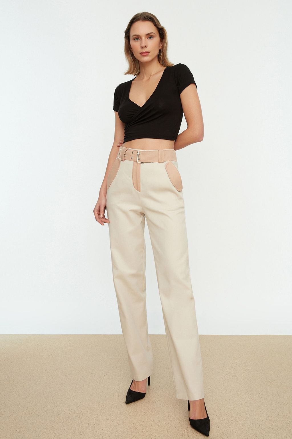 Siyah Fitted/Vucuda Oturan Kruvaze Yaka Crop Viskoz Esnek Orme Bluz TWOSS22BZ0536