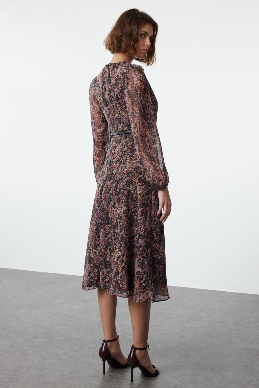 Kahverengi Cicekli Kemerli A Kesim Kruvaze Yaka Boho Desenli Sifon Midi Dokuma Elbise TWOAW24EL00660