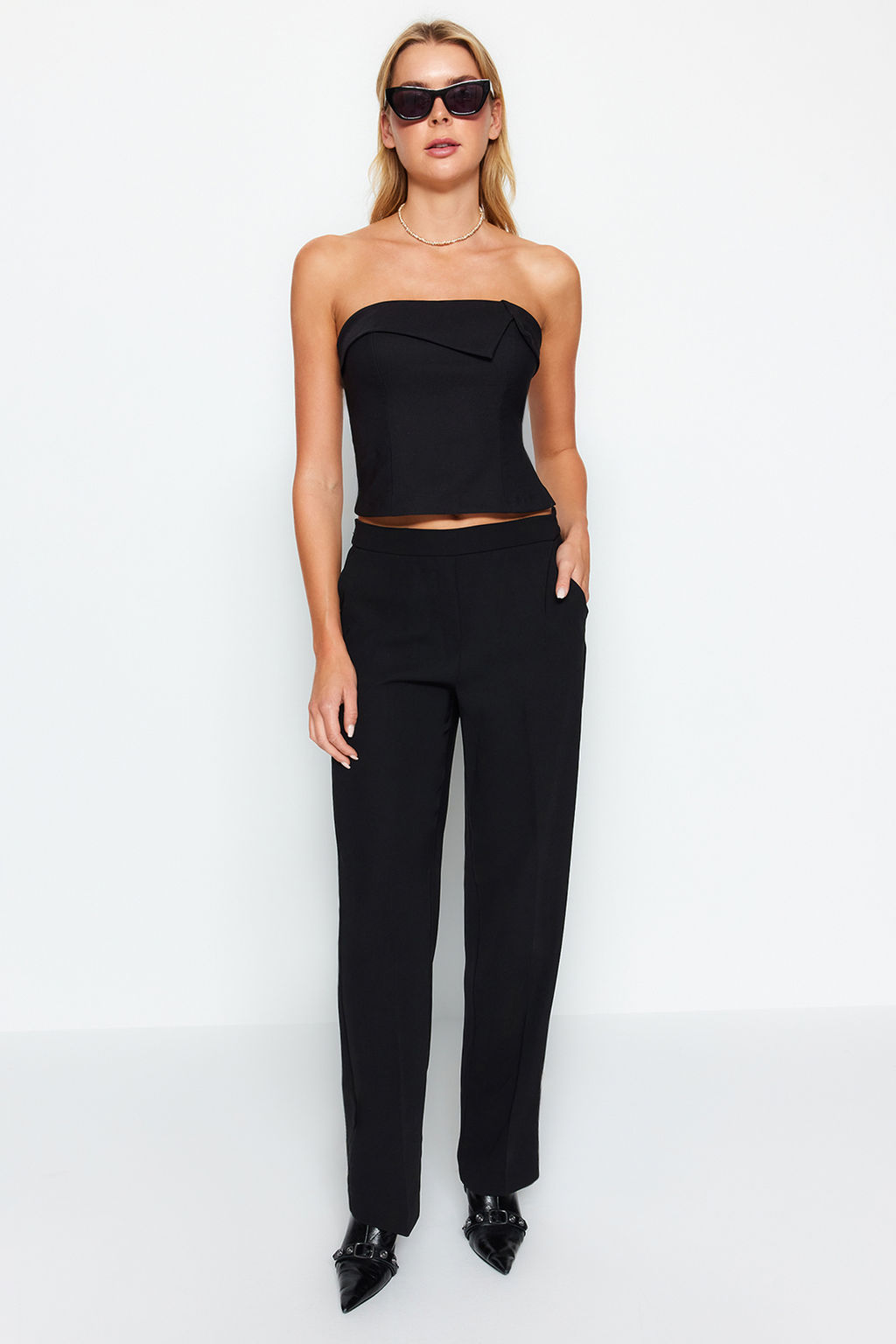 Trendyolmilla Siyah Straplez Yaka Detayl? Crop Dokuma Bluz TWOAW24BZ00420