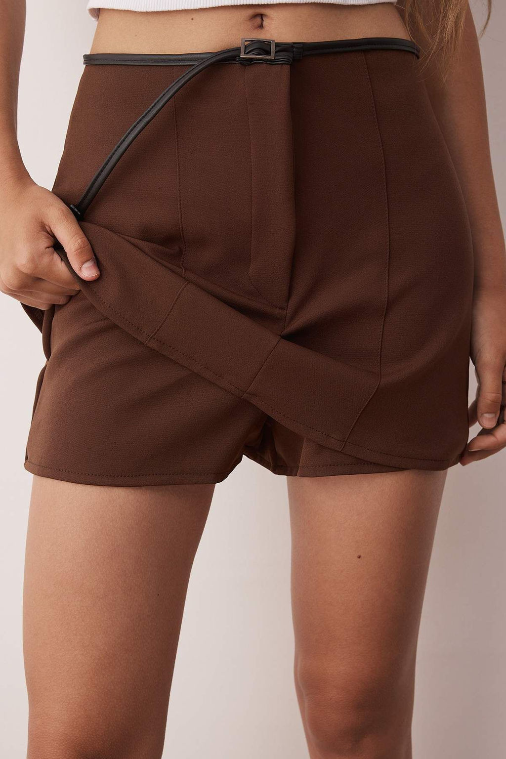 TRENDYOLMILLA Lacivert Kemerli Mini Dokuma Etek Gorunumlu Sort TWOAW25SR00027  фото 4