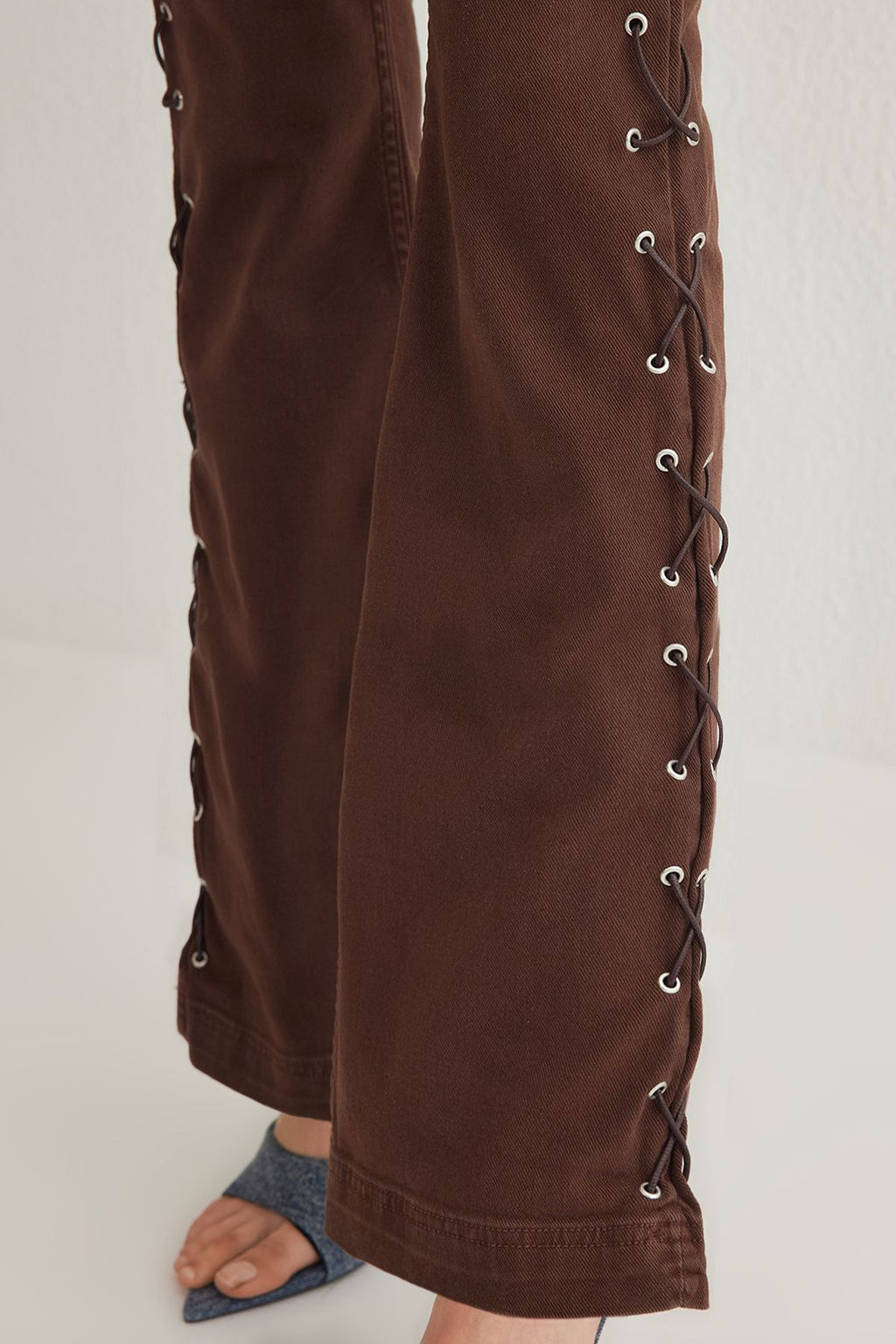 Kahverengi Kusgozu Yan Bagc?kl? Yuksek Bel Flare Jeans TWOSS25JE00013 - Trendyolmilla фото 4