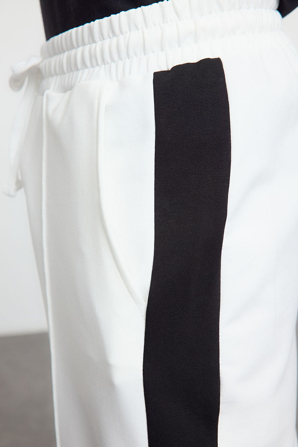 TRENDYOL MAN Siyah Oversize/Genis Kesim Ac?k Paca Renk Bloklu Esofman Alt? TMNAW25EA00006 - Trendyolmilla фото 11