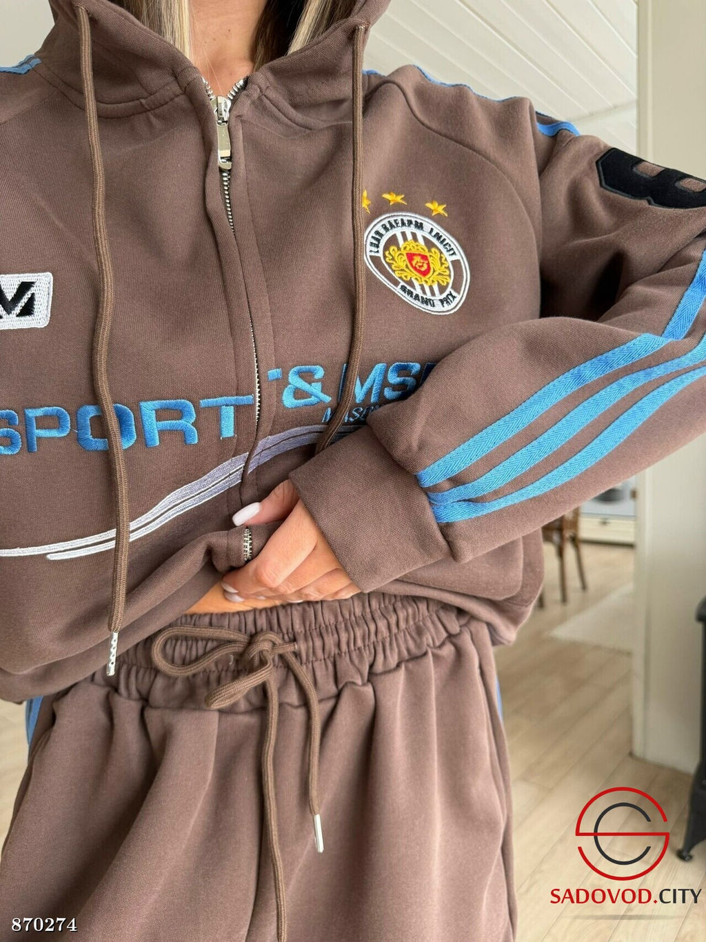 Женский спортивный костюм