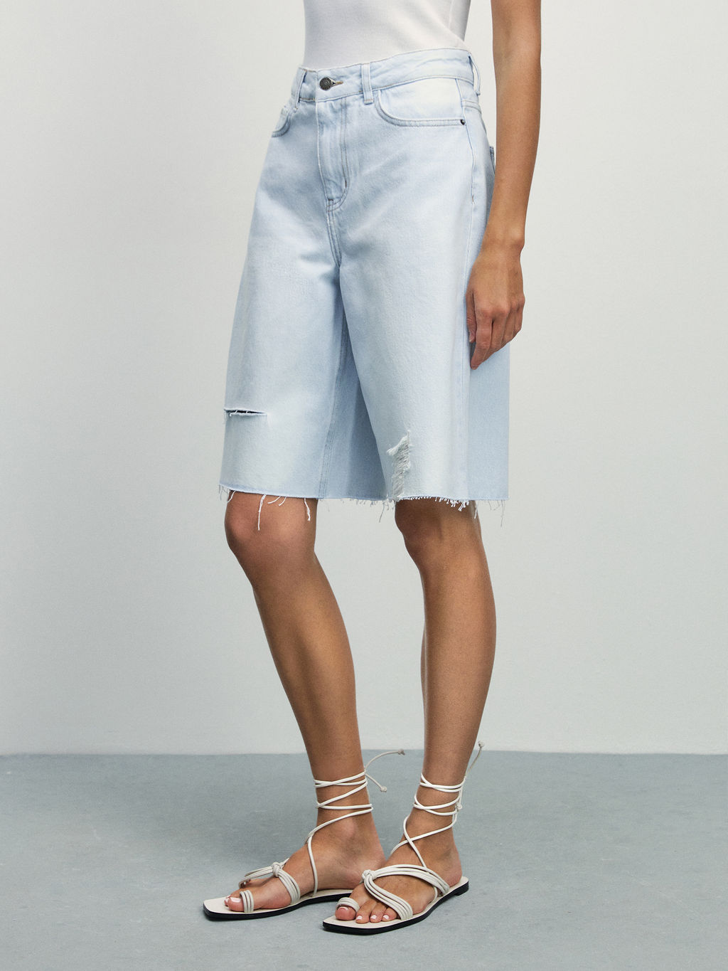 Джинсовые шорты-бермуды с разрывами / Zarina  фото 4