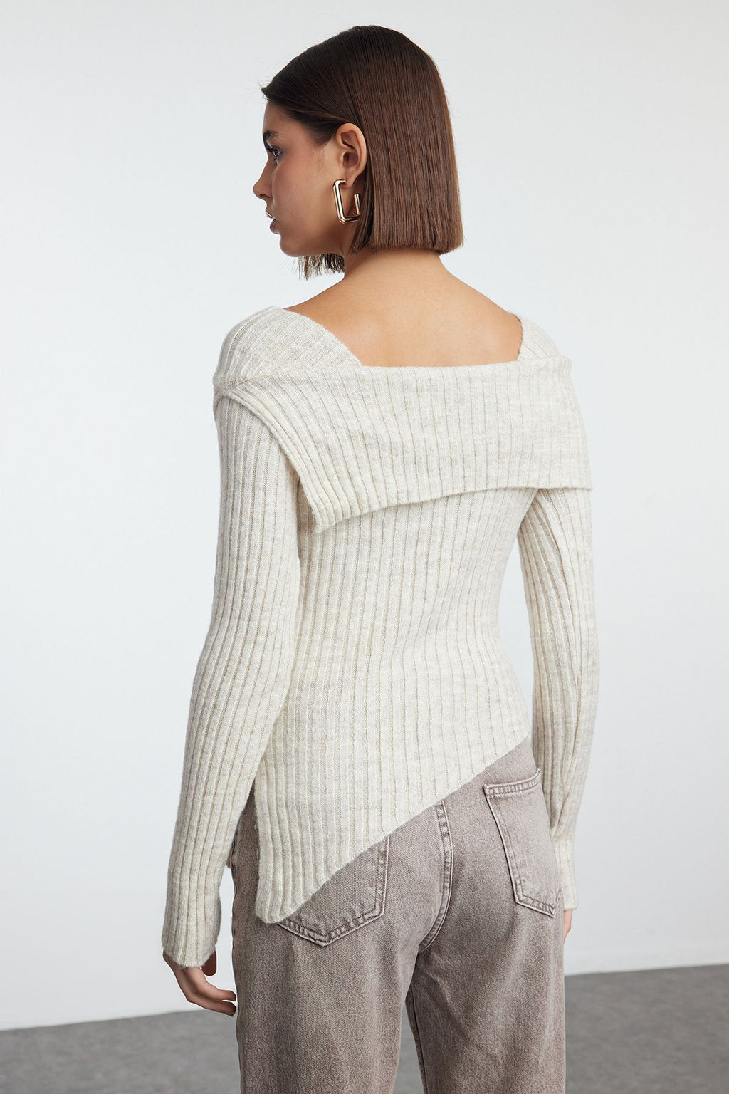 Tas Yumusak Dokulu Yaka Detayl? Etek Ucu Asimetrik Fitted/Vucudu Saran Triko Kazak TWOAW25KZ00239 - Trendyolmilla фото 5