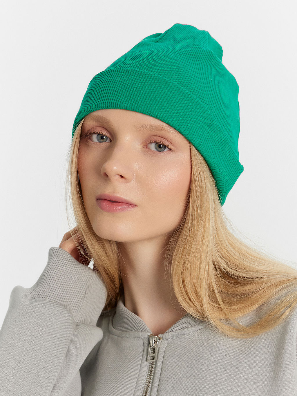 Шапка женская бини в зеленом оттенке